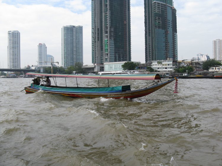 Викат му longtail boat на това