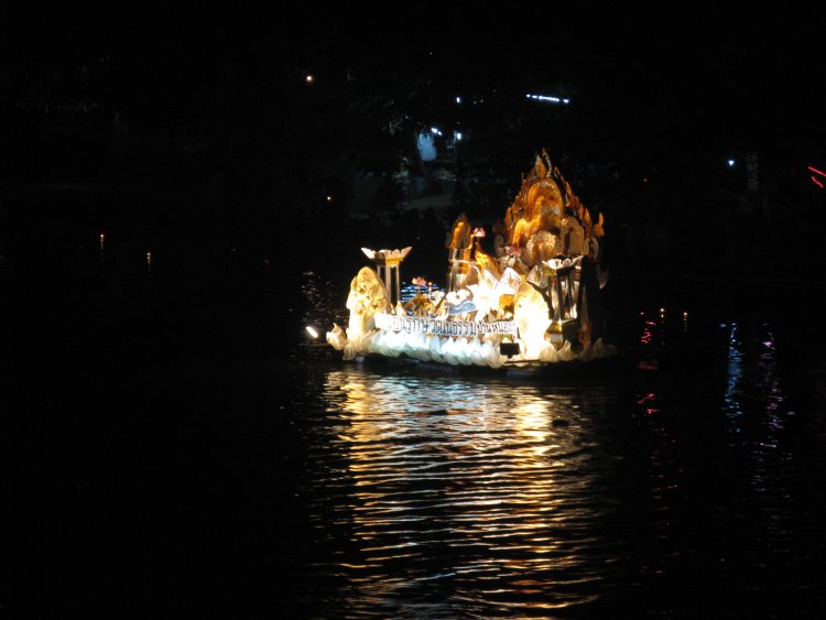 Парада по случай фестивала Loy Krathong