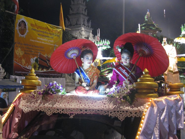 Парада по случай фестивала Loy Krathong