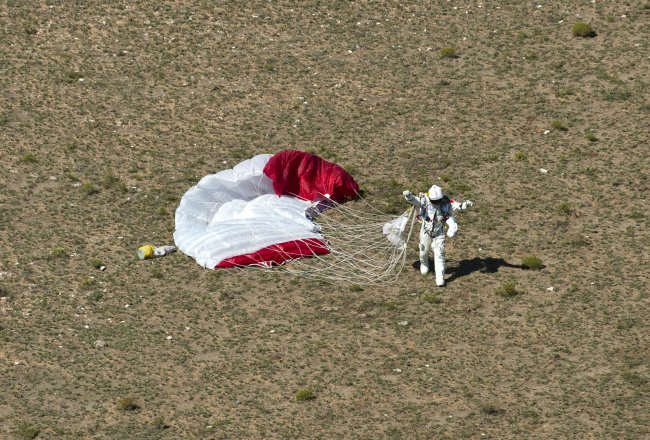 Приземяването. Изт: Red Bull Stratos