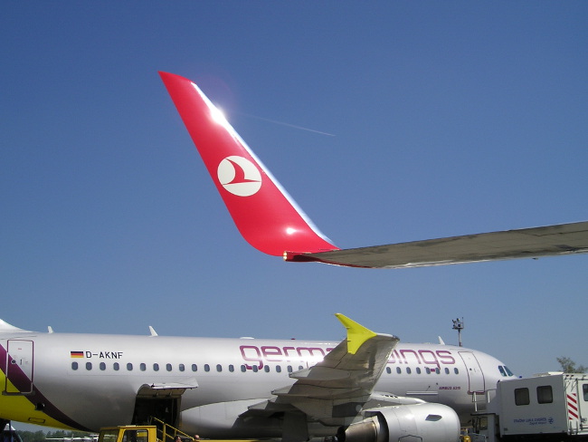 В червено – winglet на Boeing 737, в жълто – wingtip fence на Airbus A319. Изт: Dtom/wikipedia